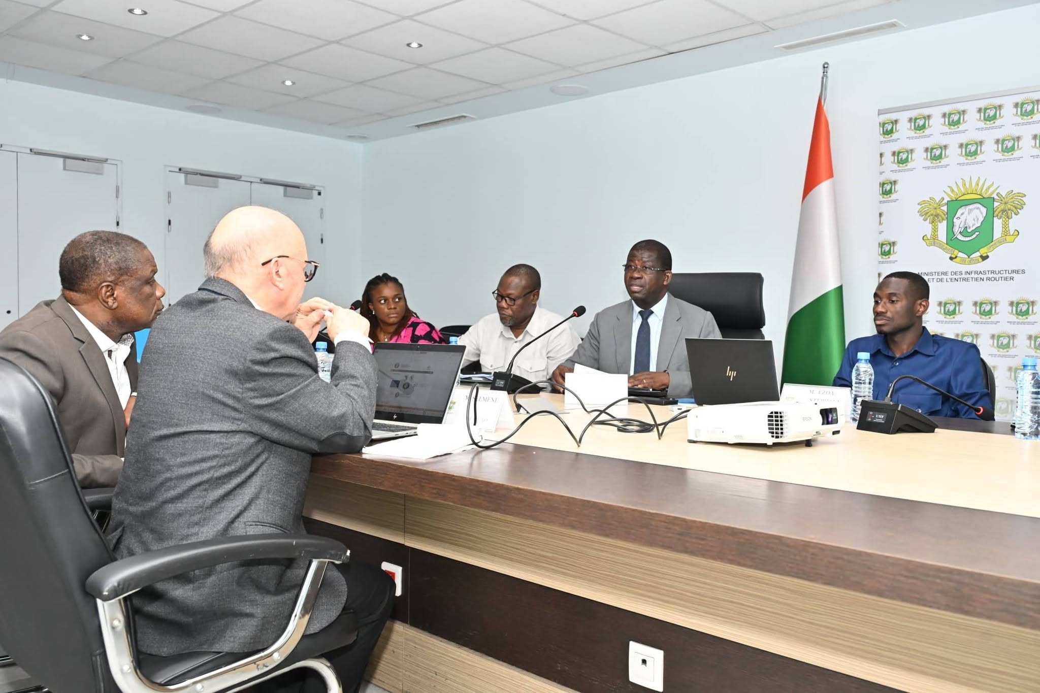AUTOROUTE ABIDJAN-LAGOS: LE MINISTRE YACOUBA HIEN SIE ÉCHANGE AVEC UNE DÉLÉGATION DE LA CEDEAO