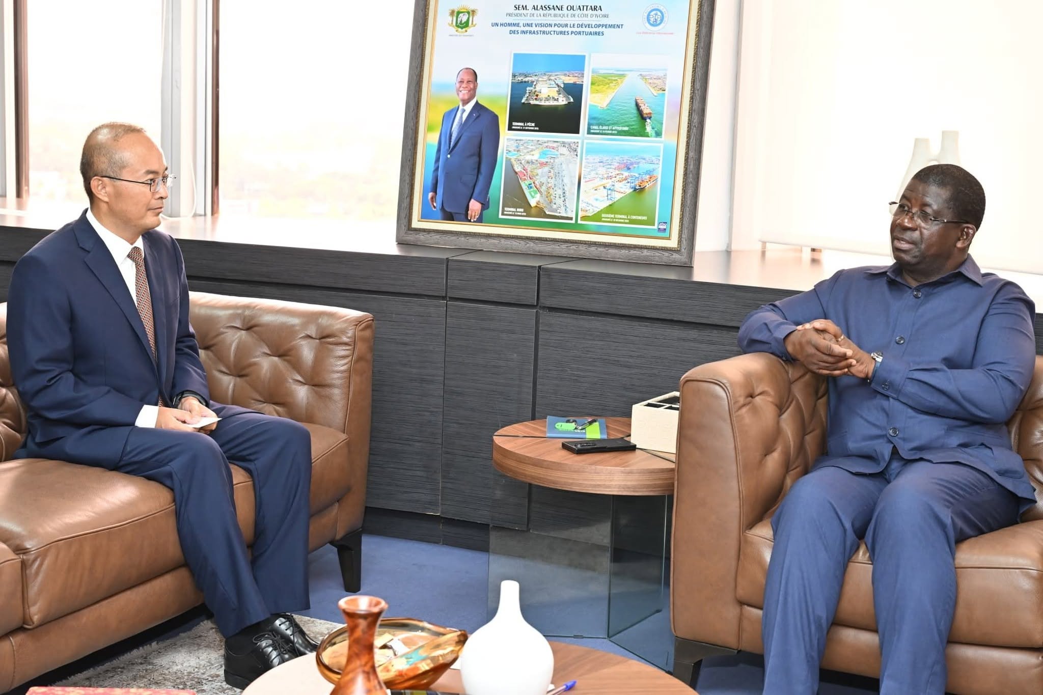 INFRASTRUCTURES ROUTIÈRES : LE MINISTRE YACOUBA HIEN SIÉ ECHANGE AVEC L'ENTREPRISE CRBC